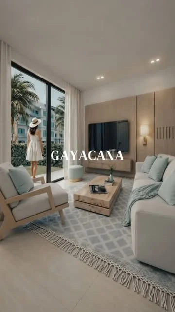 Sala luminosa de Gayacana con acceso al jardín y una mujer junto a la ventana