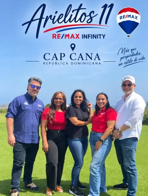 Ariel Grasso y cuatro integrantes del equipo en Cap Cana, bajo el título Arielitos 11