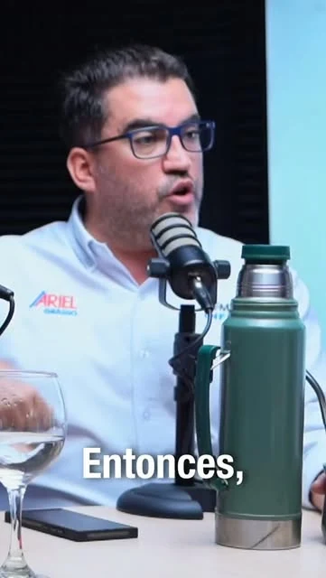 Ariel Grasso hablando frente a un micrófono durante una conversación
