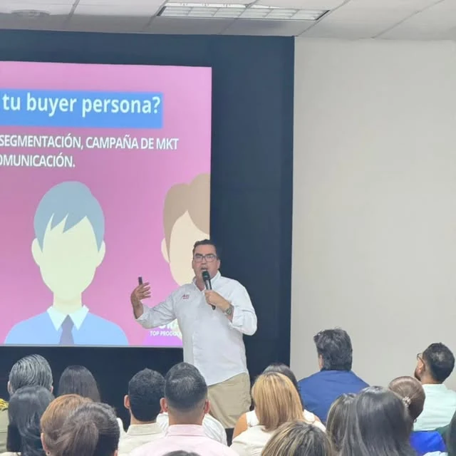 Ariel Grasso explicando el buyer persona y la segmentación de marketing en una capacitación