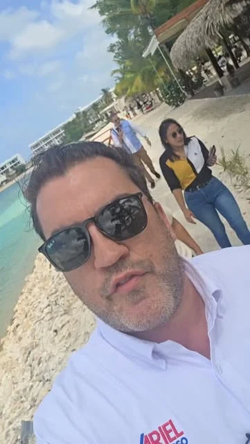 Ariel Grasso grabando un recorrido junto a la playa acompañado por integrantes del equipo