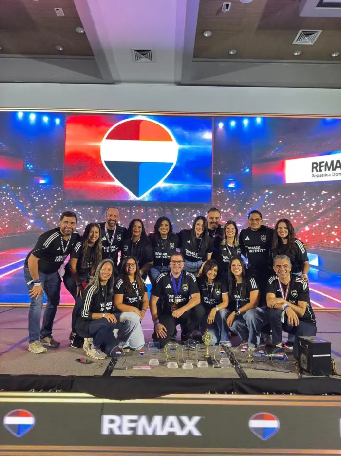 Team Ariel Grasso celebrando sus reconocimientos en la convención REMAX